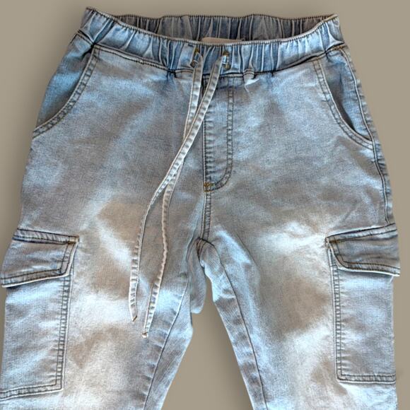 Almost Famous Light Wash Denim Cargo Joggers Women’s Size S Elastic Waist - Picture 2 of 8
